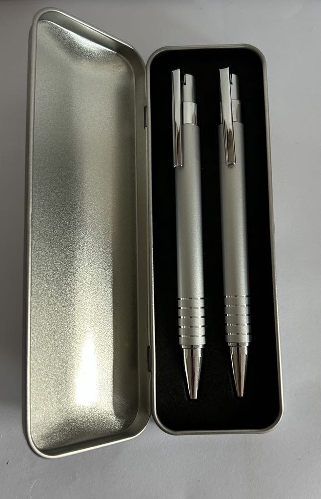 Boite métal argentée contenant 1Stylo et 1 Porte-mine argentée
