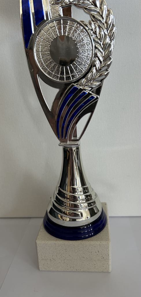 Coupe Trophée argent et bleu avec médaille incrustée. H 35.5 cm