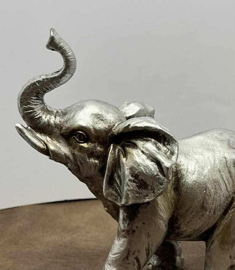 Eléphant en plâtre peint argenté fait à la main collection Goldbach de GmbH (16*15 cm)