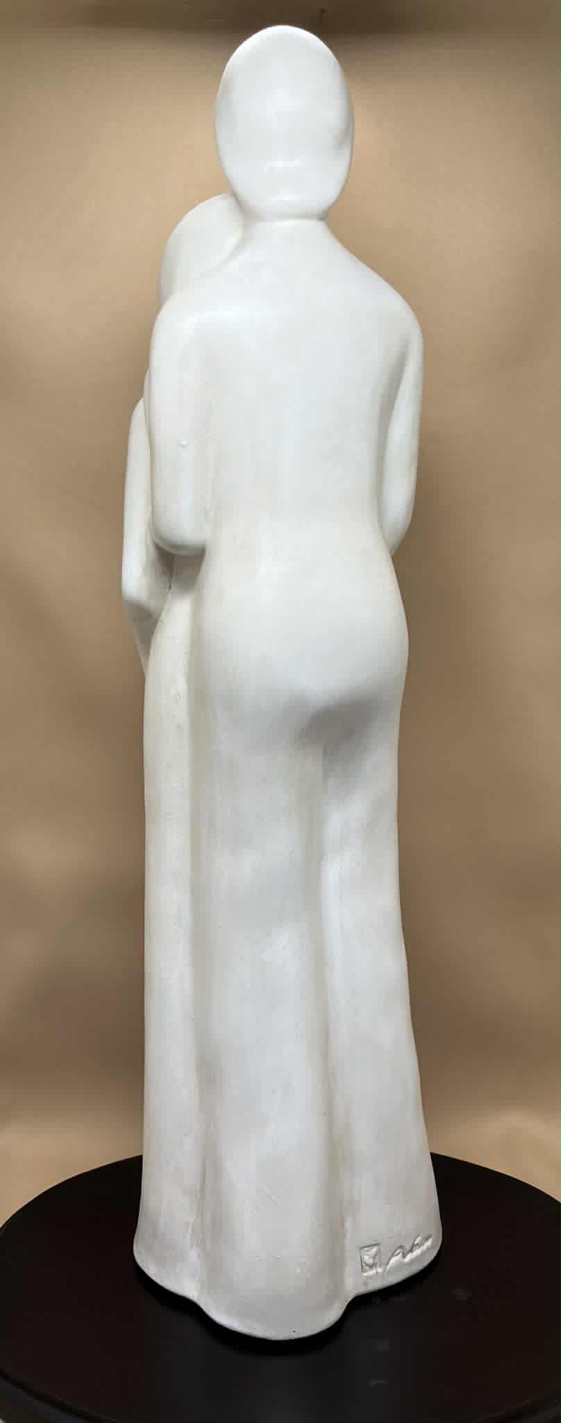 Statue blanche "En famille " de Avam collection par Tosal ( l 14+h 46+ p 14 cms)