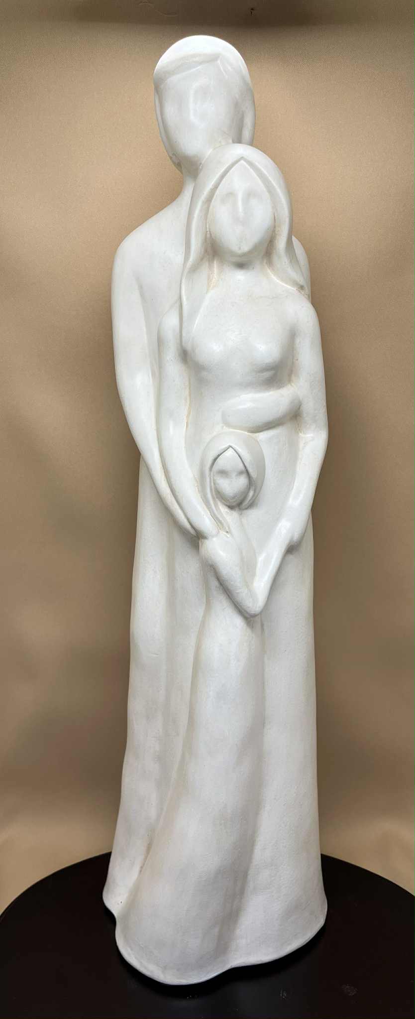 Statue blanche "En famille " de Avam collection par Tosal ( l 14+h 46+ p 14 cms)