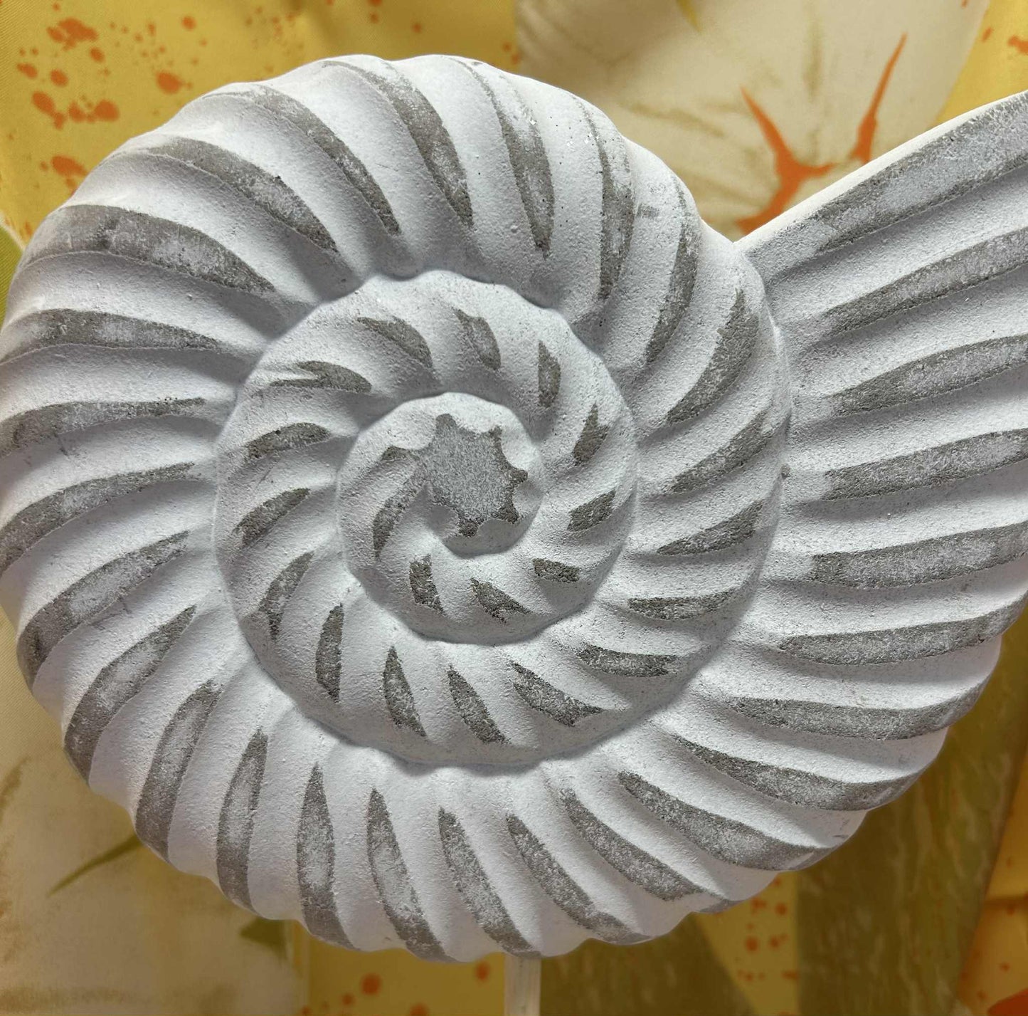 Escargot en plâtre perché sur un support en bois de GmbH (19*26cm)