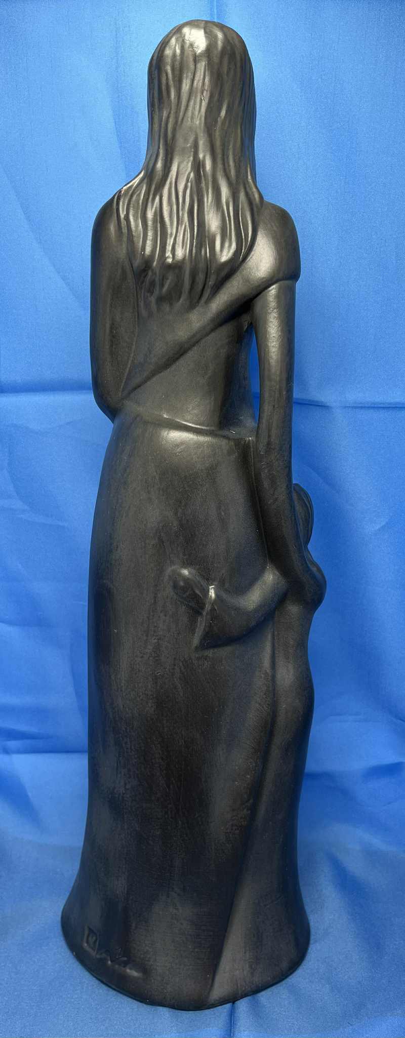 Statue anthracite  ou blanc "la mère de famille " de Avam collection par Tosal ( l 14.5+h 45+ p 10 cms)