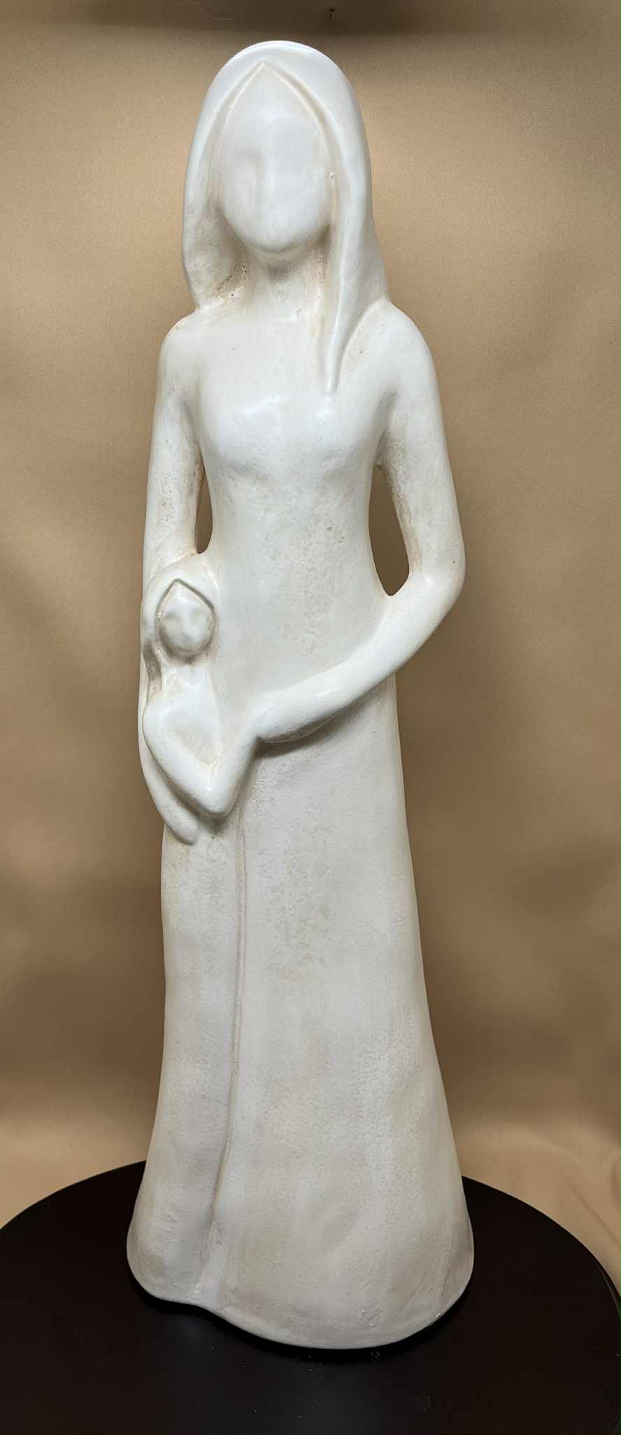 Statue anthracite ou blanche "Mère et Fille " de Avam collection par Tosal ( l 15+h 45+ p 13 cms)