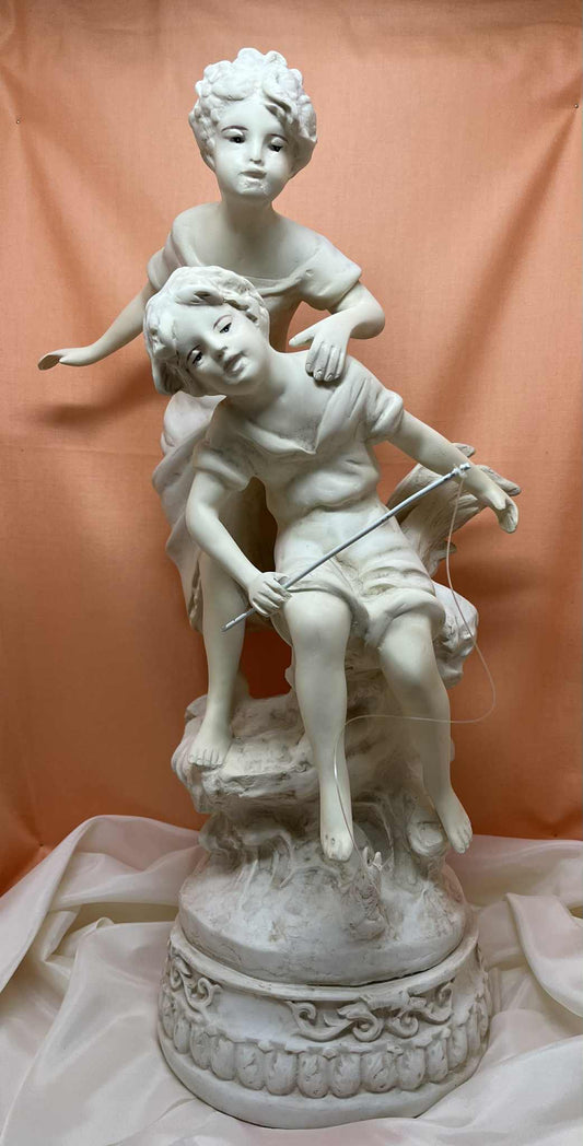 Jolie statue en  plâtre, " la pèche" collection Versailles (18*43cm)