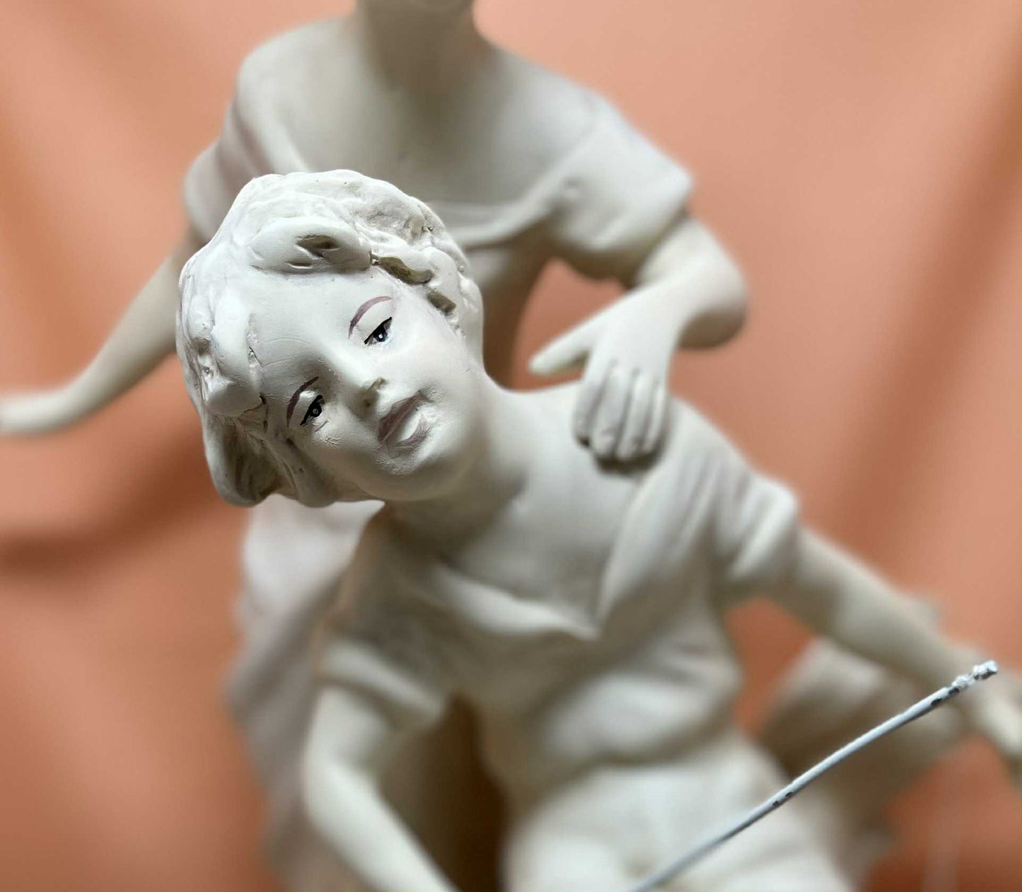 Jolie statue en  plâtre, " la pèche" collection Versailles (18*43cm)