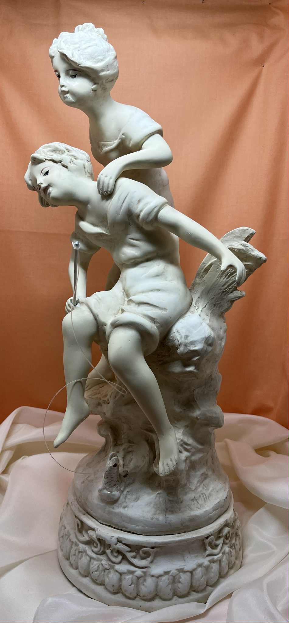 Jolie statue en  plâtre, " la pèche" collection Versailles (18*43cm)