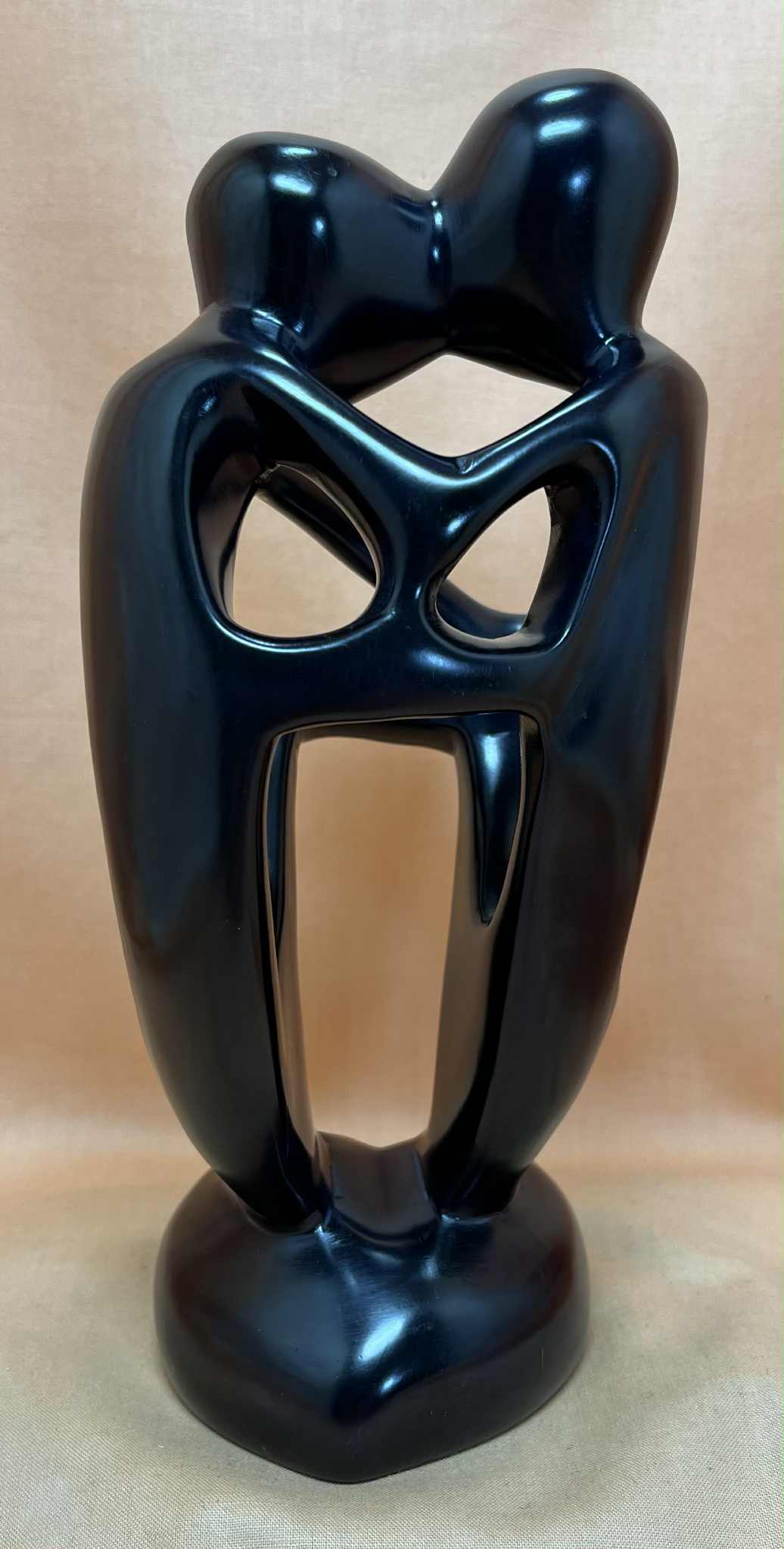 Statue africaine en stéatite représentant 2 amoureux, fabriquée au Kenya et commercialisée par GmbH(9.5*21cm)
