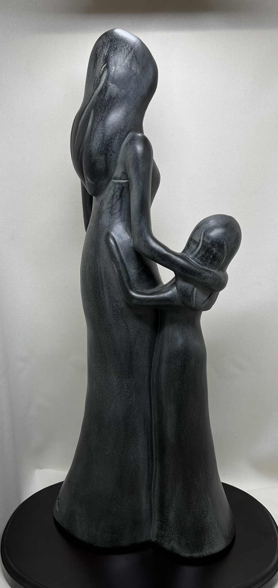 Statue anthracite et blanche "Ma mère mon idole  " de Avam collection par Tosal ( l 19+h 45+ p 12 cms)
