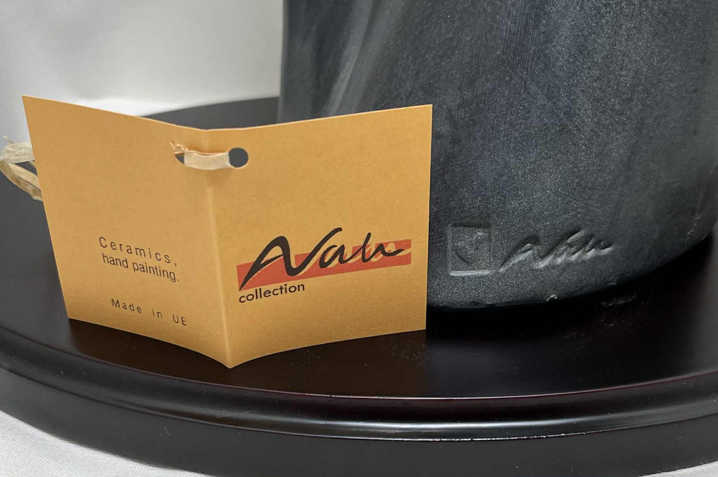 Statue anthracite et blanche "Ma mère mon idole  " de Avam collection par Tosal ( l 19+h 45+ p 12 cms)