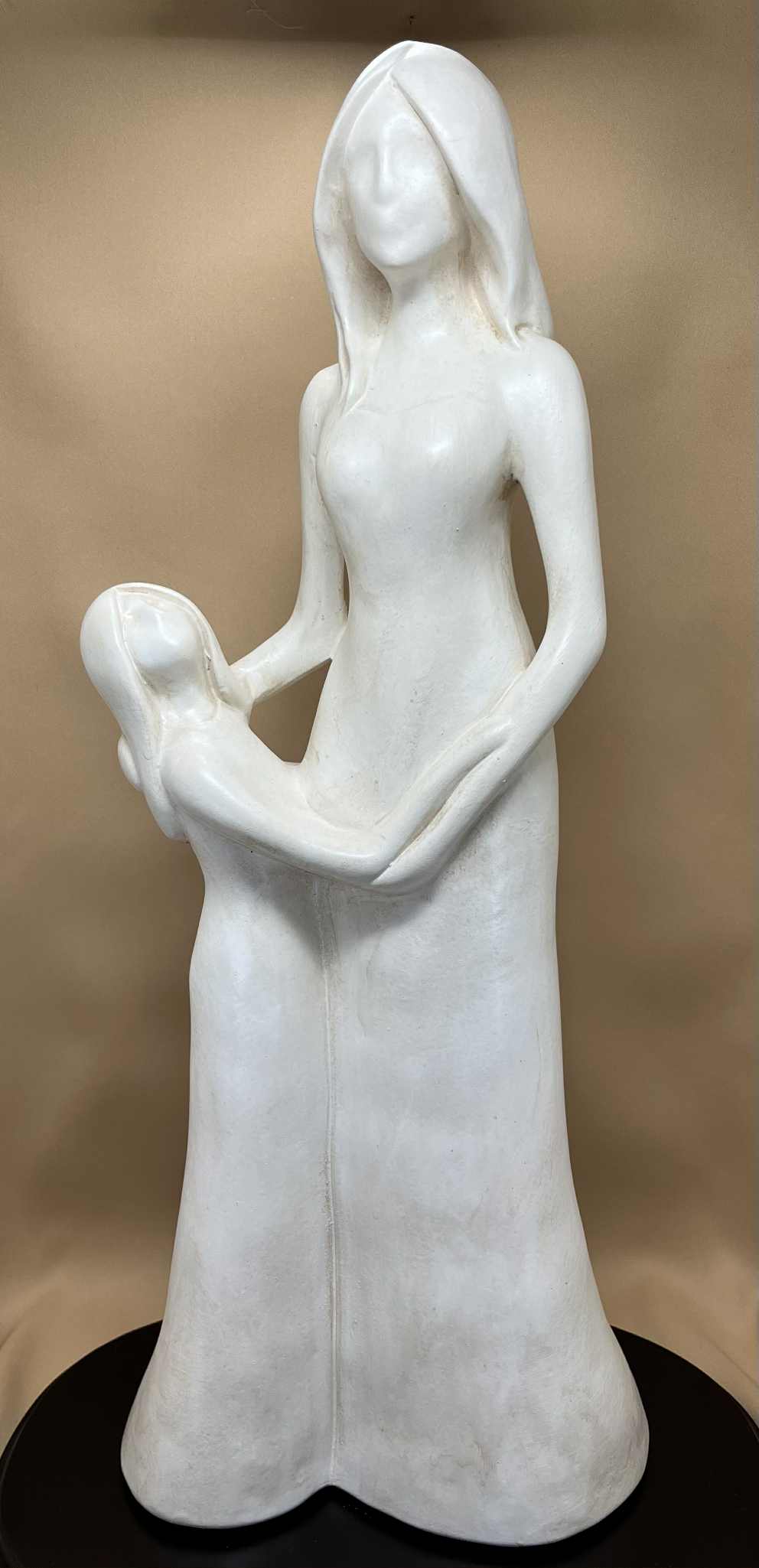 Statue anthracite et blanche "Ma mère mon idole  " de Avam collection par Tosal ( l 19+h 45+ p 12 cms)