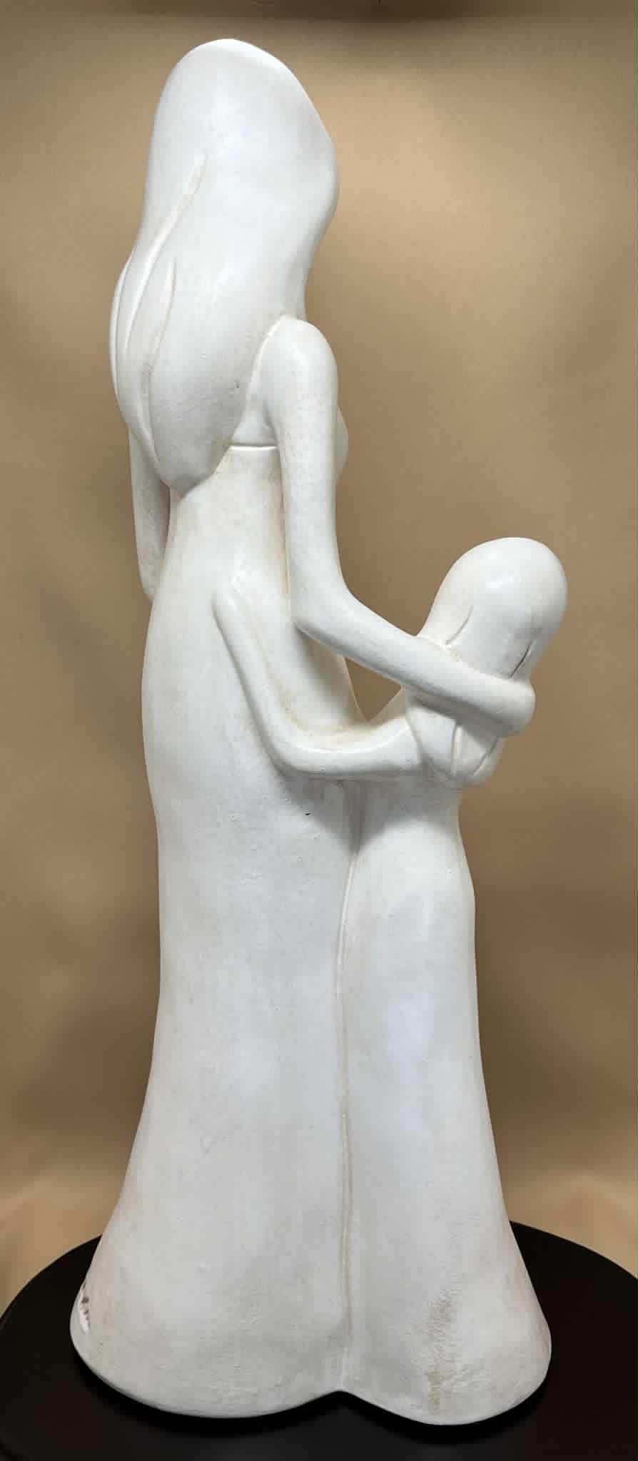 Statue anthracite et blanche "Ma mère mon idole  " de Avam collection par Tosal ( l 19+h 45+ p 12 cms)