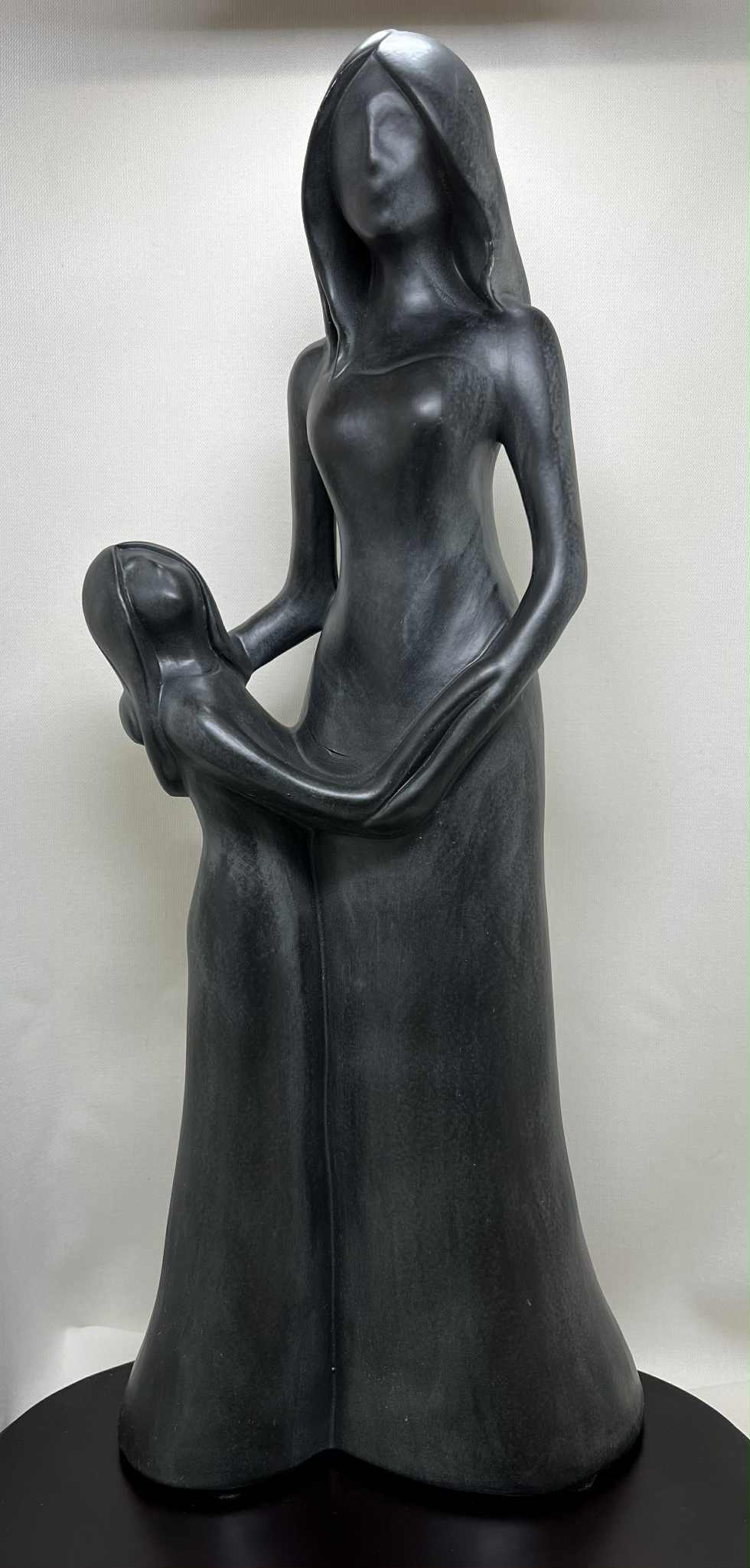 Statue anthracite et blanche "Ma mère mon idole  " de Avam collection par Tosal ( l 19+h 45+ p 12 cms)
