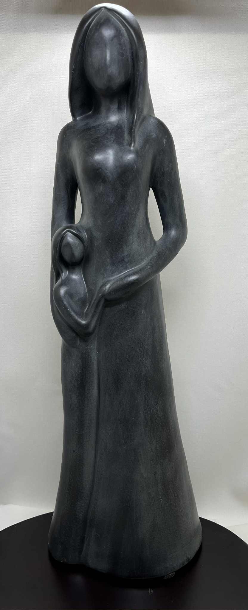 Statue anthracite ou blanche "Mère et Fille " de Avam collection par Tosal ( l 15+h 45+ p 13 cms)