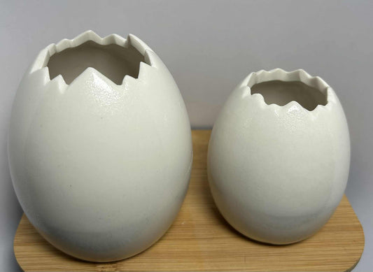 Ensemble de 2 œufs blancs 10 et 8 cm pour déco GmbH