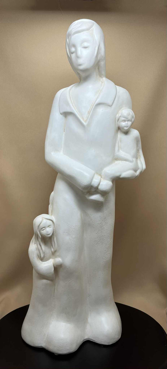 Statue blanche "Père et ses enfants" de Avam collection par Tosal ( l 16+h 44+ p 11 cms)
