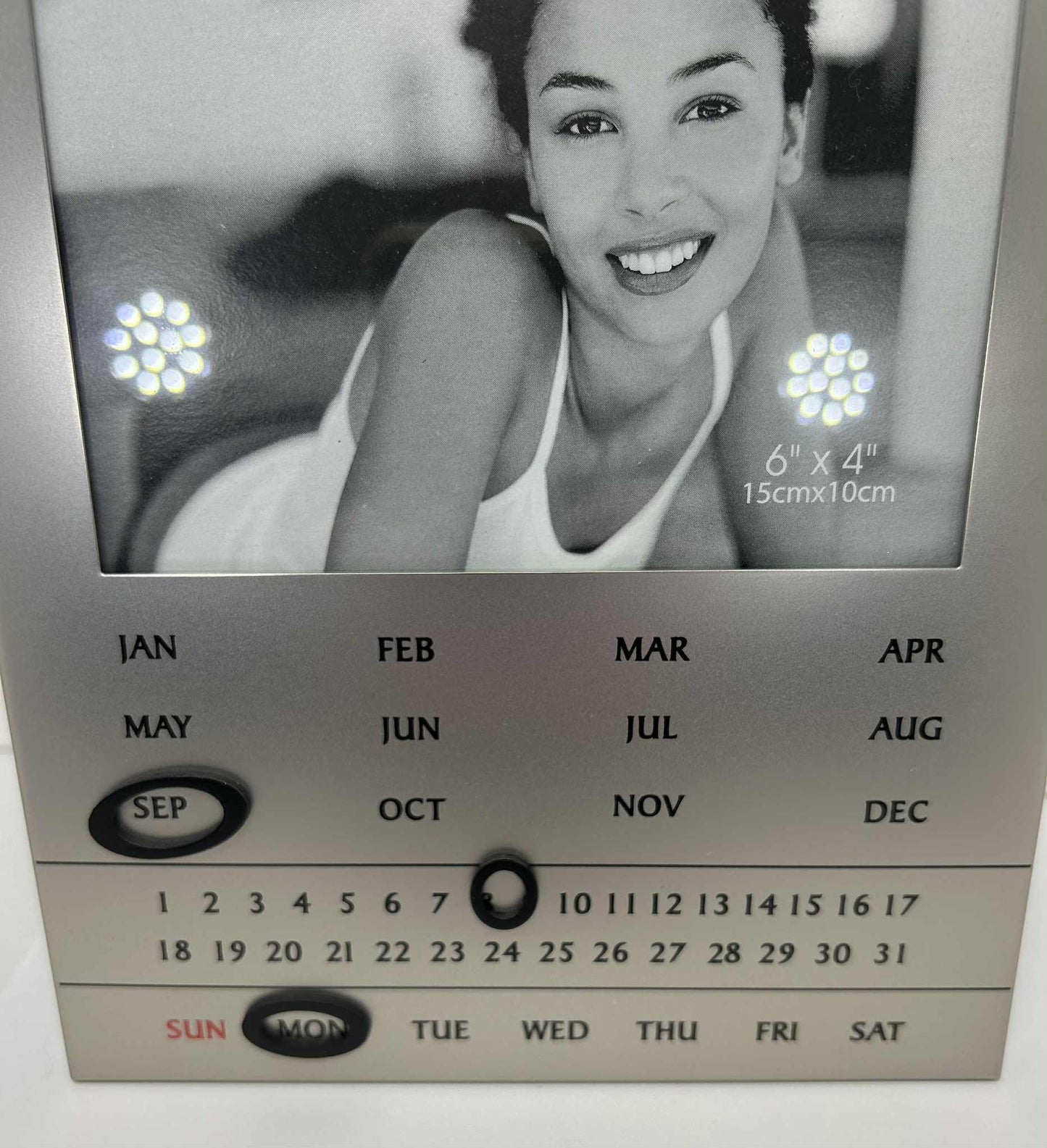 Cadre photo calendrier perpétuel en métal argenté de GmbH (18*21cm)