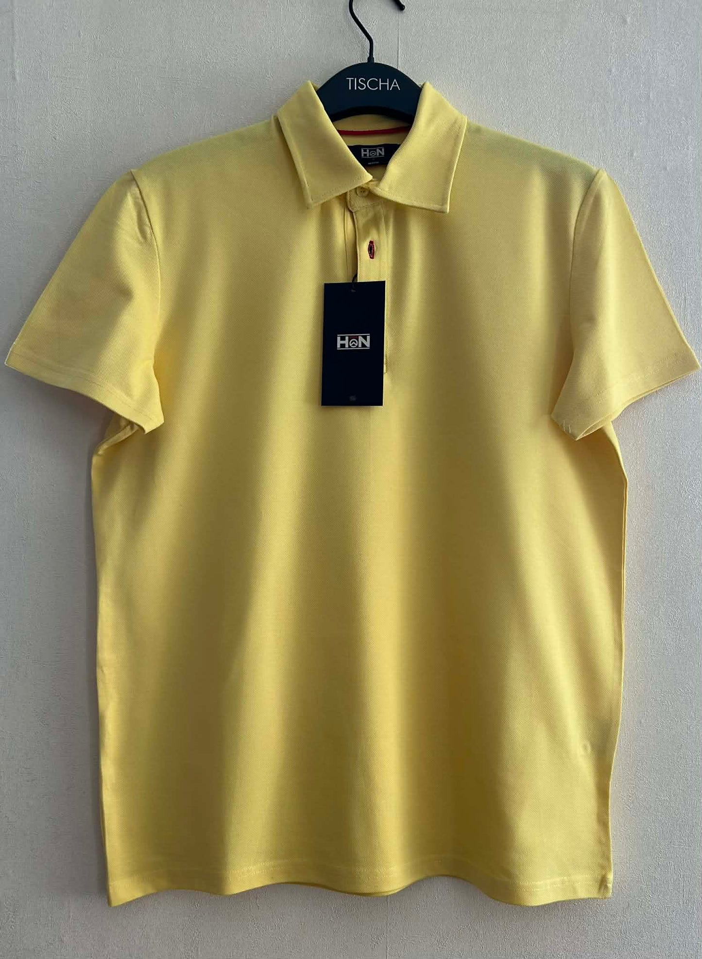 Polo jaune boutonnières rouges Hon