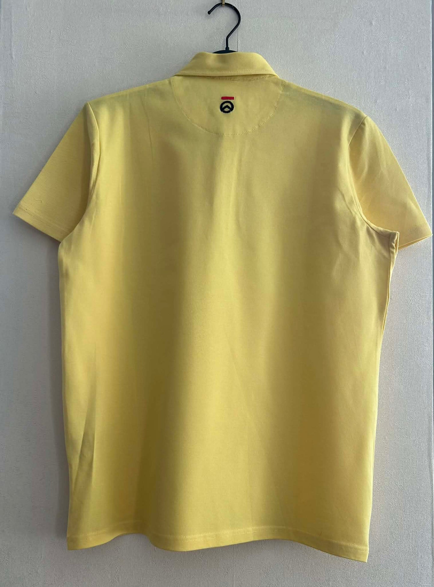 Polo jaune boutonnières rouges Hon