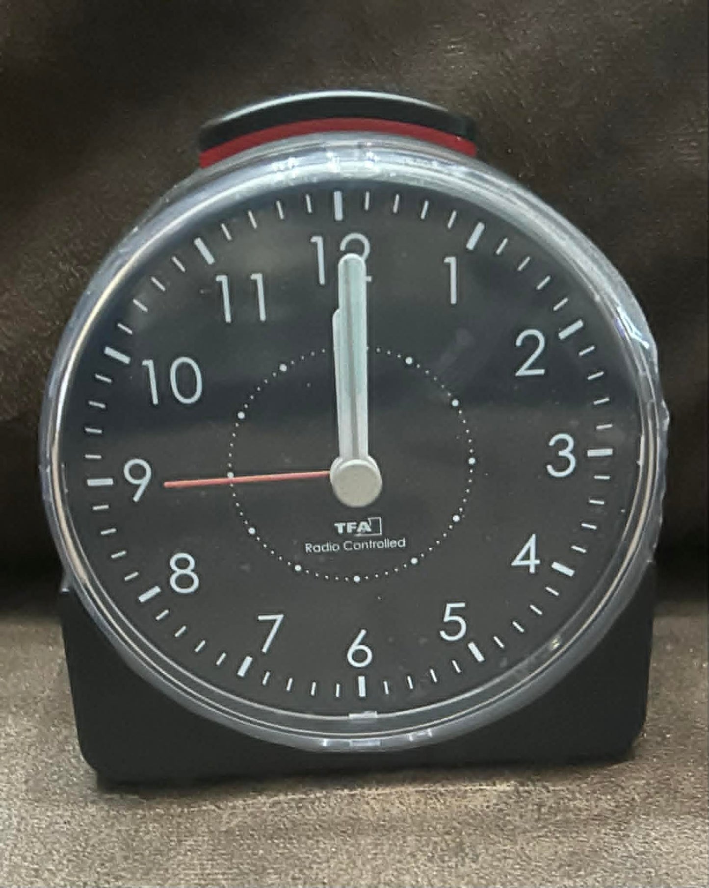 Réveil radio piloté avec mouvement silencieux "Sweep" TFA