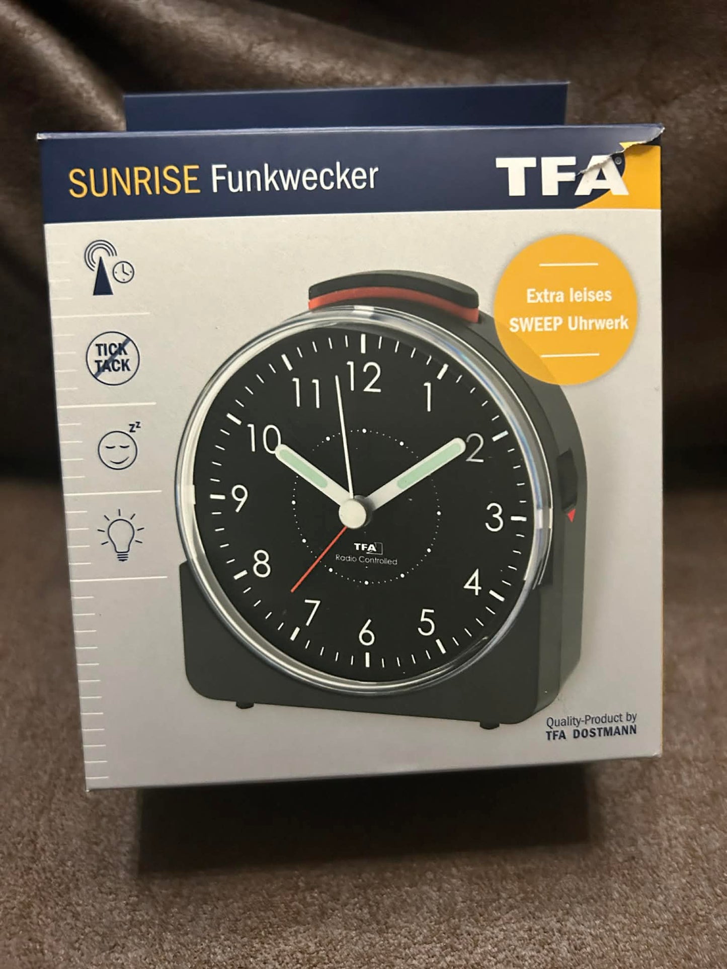 Réveil radio piloté avec mouvement silencieux "Sweep" TFA
