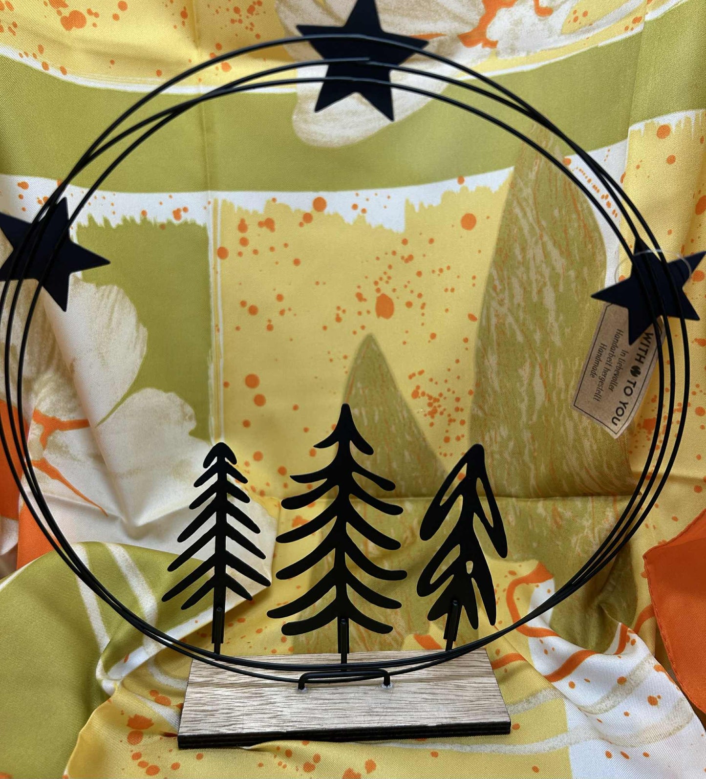 Décoration de Noel en métal sur socle en bois de GmbH (diamètre22 cm)