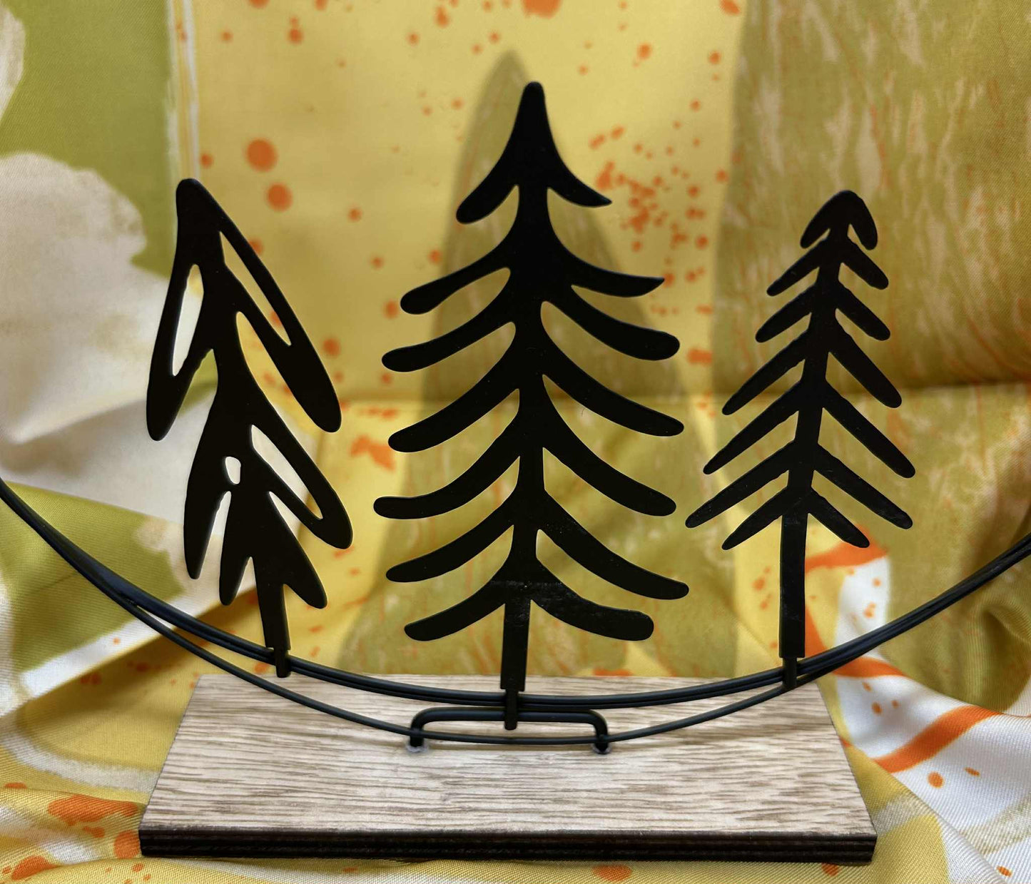 Décoration de Noel en métal sur socle en bois de GmbH (diamètre22 cm)
