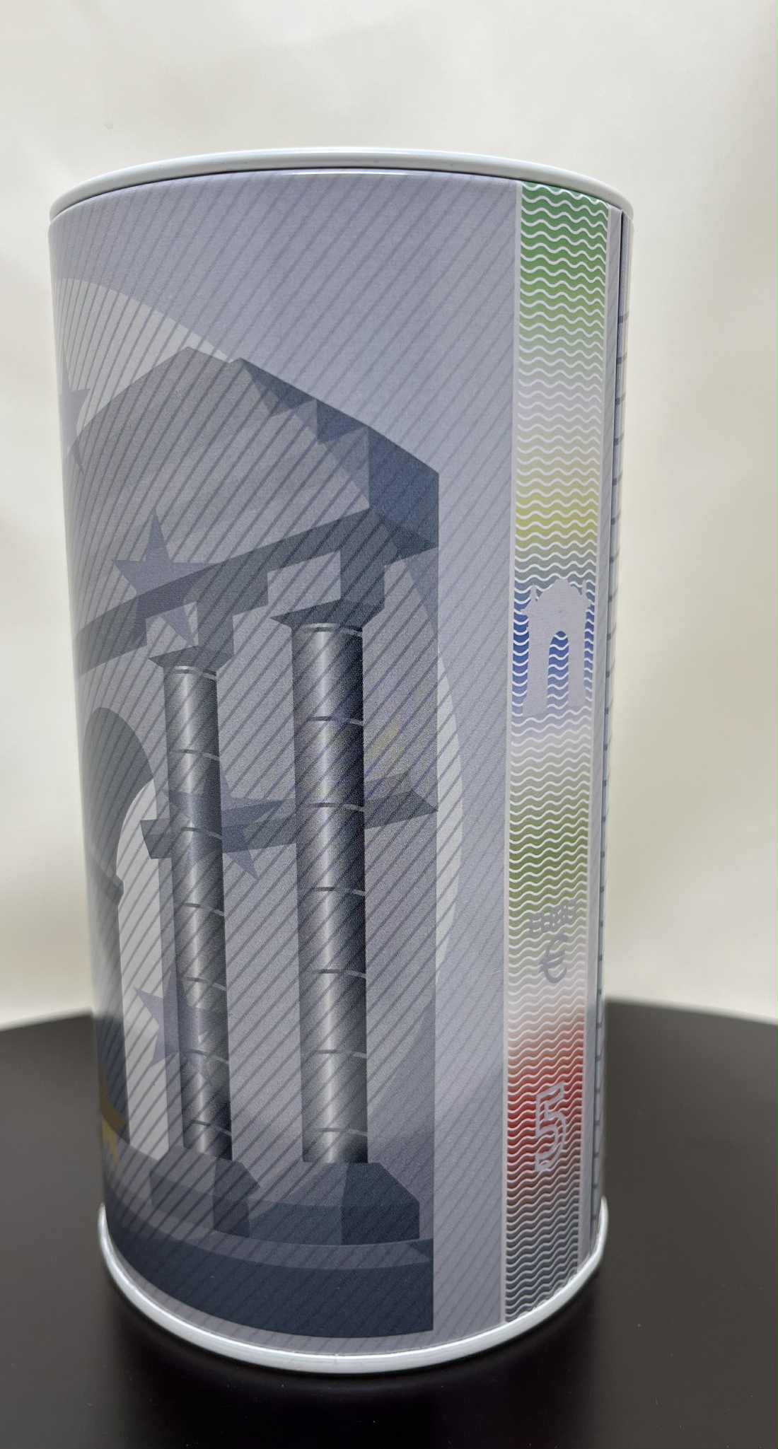 Tirelire en métal inscription Euro, hauteur 15,5cms et 8cms de diamètre